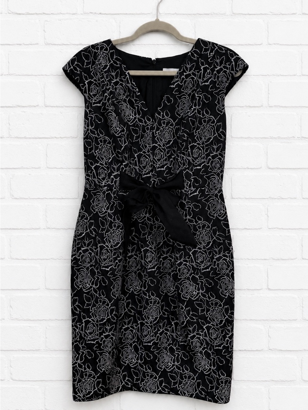 Carmen Marc Valvo Black Floral Sheath Dress Belted Cocktail Attire Wedding Guest